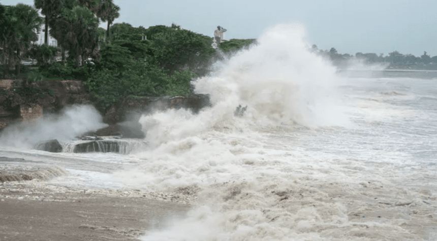 Hurricane Beryl's Outer Bands Hits Texas, Warnings Extended as Landfall Nears